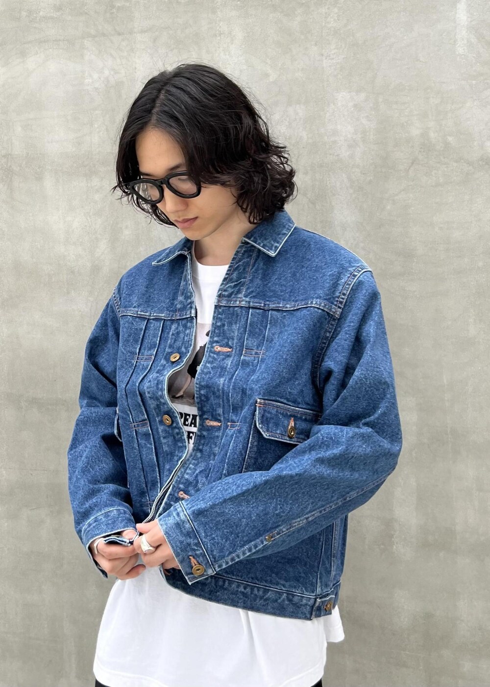 「kyou、初秋コーデ、秋コーデ、ADAM ET ROPÉ、トップス、Tシャツ/カットソー、ジャケット/アウター、デニムジャケット、パンツ、スラックス、GKL64290、GMM04320、GMS14010、24adametropeaudrey、24AW_homme_bottom」｜「ADAM ET ROPE'の【Chambrer/シャンブレ】ワイドテーパード イージー ツータック スラックス / シーズンレス / セットアップ対応（スラックス、ブラック系）」を使った、kodai kanomataさん（メンズ・172cm）の夏コーディネートの6枚目の写真