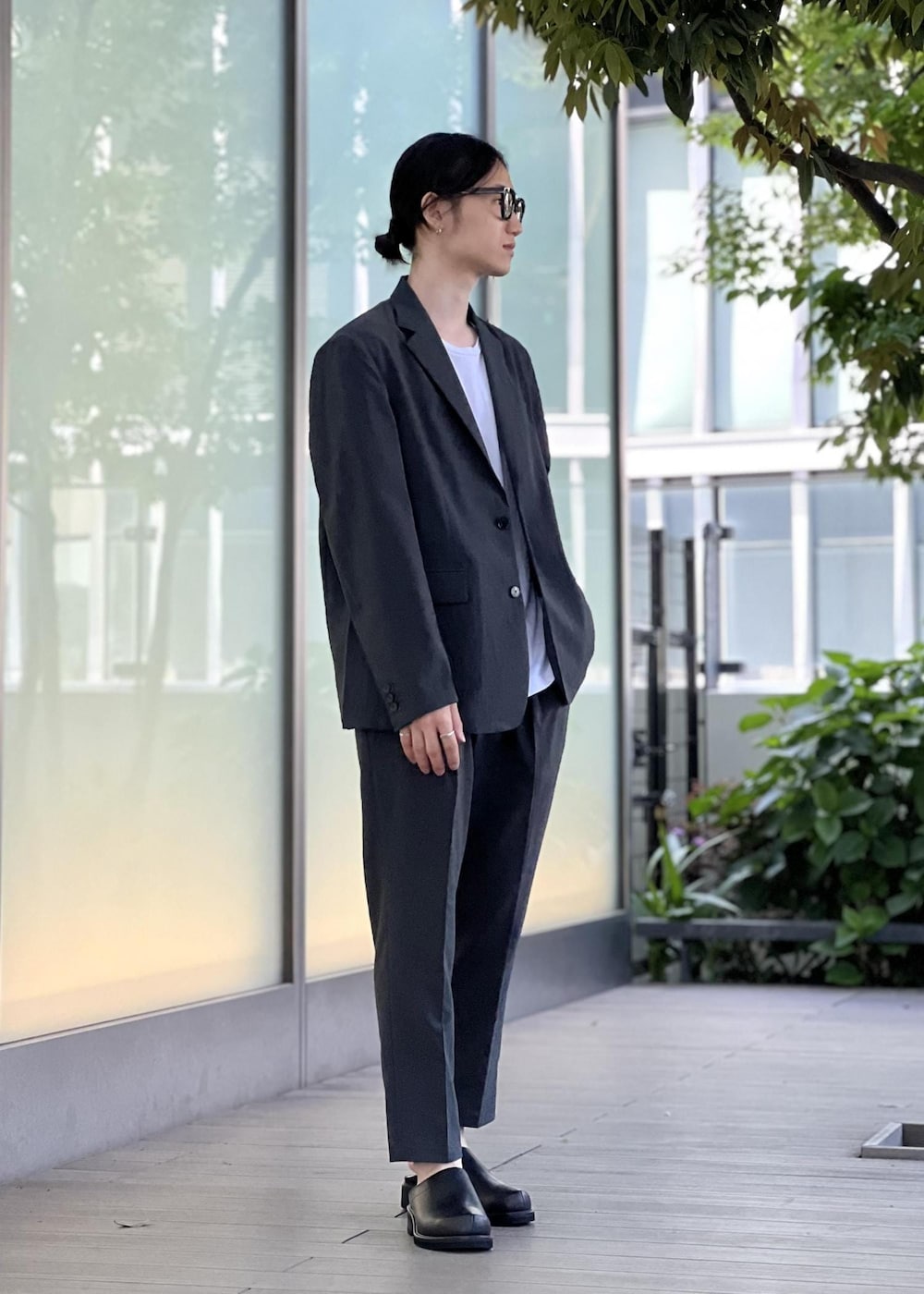 「ビジカジセットアップ、HOMME、きれいめ、きれいめカジュアル、SETアイテム、ADAM ET ROPÉ、スーツ/ネクタイ、セットアップ、シューズ、サンダル、GKA24400、GMY04030、24SS20、mustbuy_jacketandouter_mens、SET_UP_HOMME」｜「ADAM ET ROPE'の【RIRANCHA】セットアップ / テーラードジャケット & スラックス（セットアップ、グリーン系）」を使った、kodai kanomataさん（メンズ・172cm）の春コーディネートの2枚目の写真