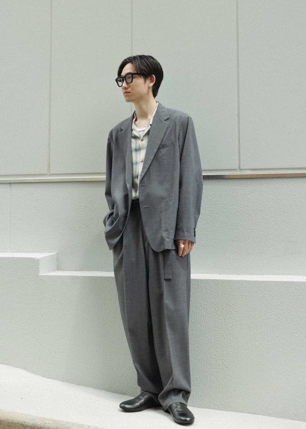 「初春コーデ、春コーデ、初夏コーデ」｜「ADAM ET ROPE'のサマーウーステッド ベルテッド ワイド イージーパンツ/ セットアップ可能（スラックス、グレー系）」を使った、kodai kanomataさん（メンズ・172cm）の春コーディネートの2枚目の写真