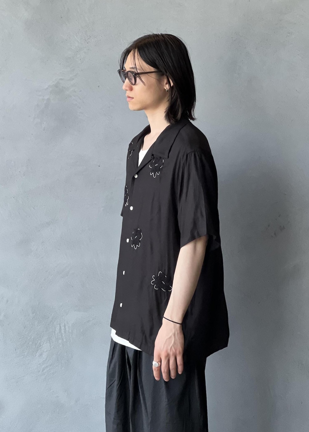 ブラック系のその他パンツ、ブラック系のシャツ/ブラウスを着用したメンズの春コーディネートの5枚目の写真