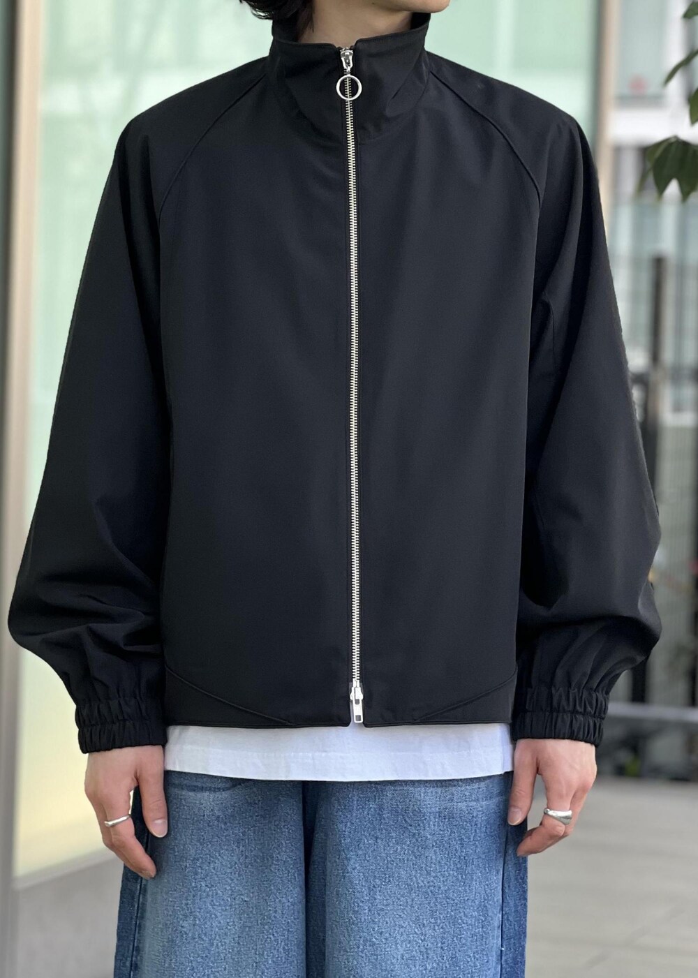 「CODA、ADAM ET ROPÉ、HOMME」｜「ADAM ET ROPE'の【NIKKE/ニッケ】撥水タフタ オーバーサイズ トラック ジャケット / ブルゾン / セットアップ対応 / UNISEX（ブルゾン、ブラック系）」を使った、kodai kanomataさん（メンズ・172cm）の春コーディネートの3枚目の写真