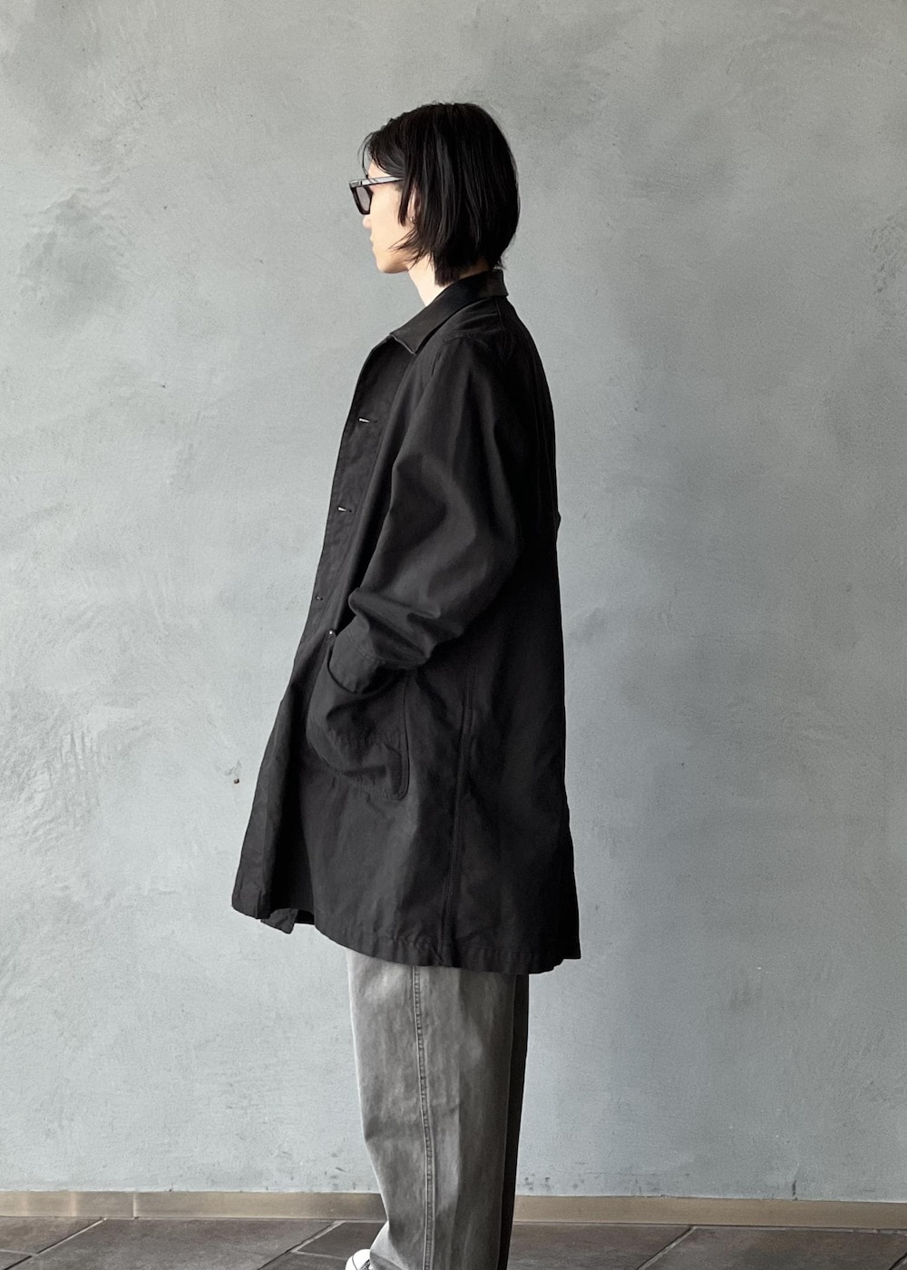 「初春コーデ、春コーデ」｜「ADAM ET ROPE'の【NIKKE/ニッケ】ウォッシャブル バンドカラー シャツ / ロングシーズン着用可能（シャツ/ブラウス、ブラック系）」を使った、kodai kanomataさん（メンズ・172cm）の冬コーディネートの2枚目の写真
