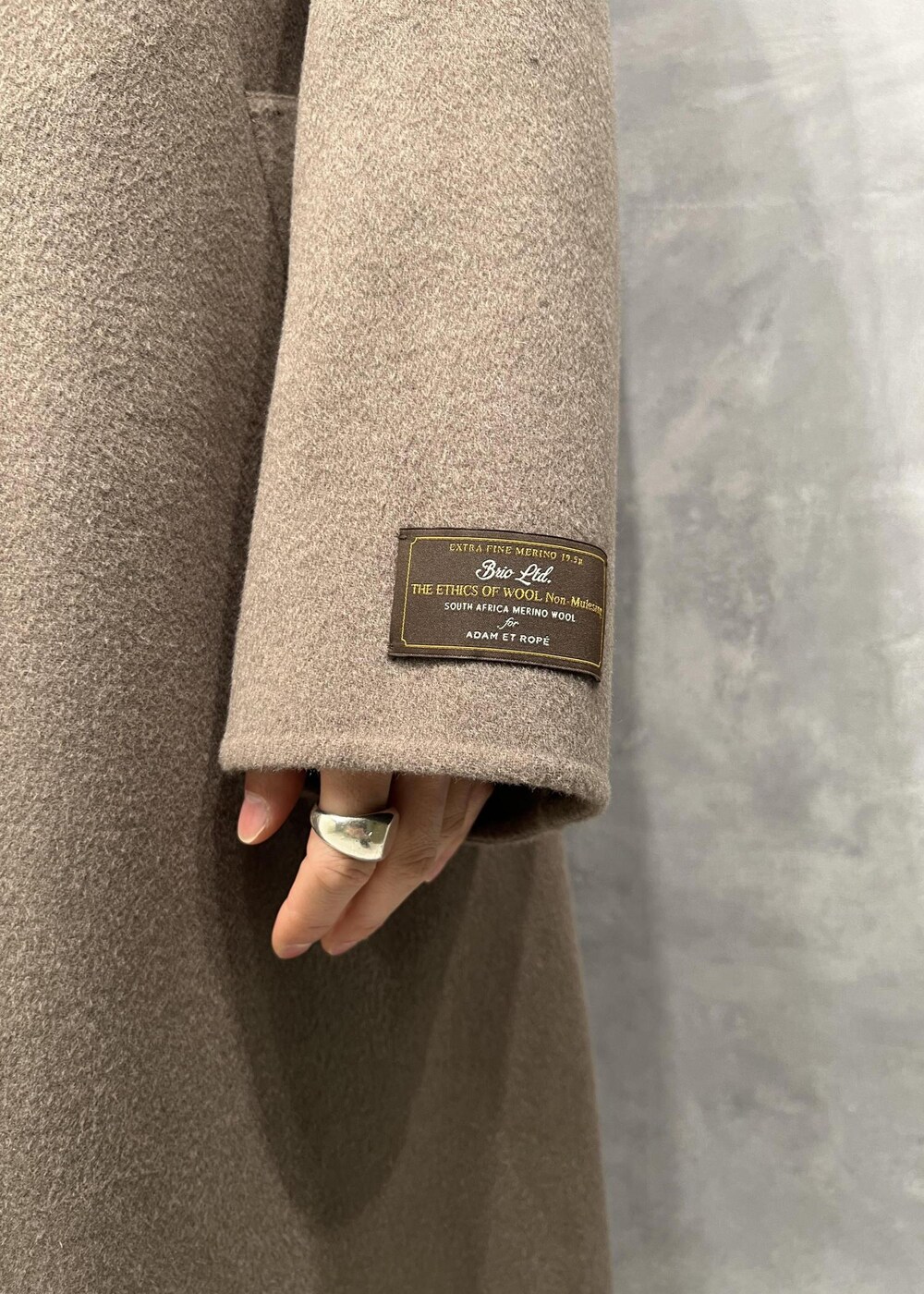 「ADAM ET ROPÉ、HOMME」｜「ADAM ET ROPE'のカシミヤミックス リバーシブル ニットプルオーバー / ユニセックス（ニット/セーター、ベージュ系）」を使った、kodai kanomataさん（メンズ・172cm）の秋コーディネートの4枚目の写真
