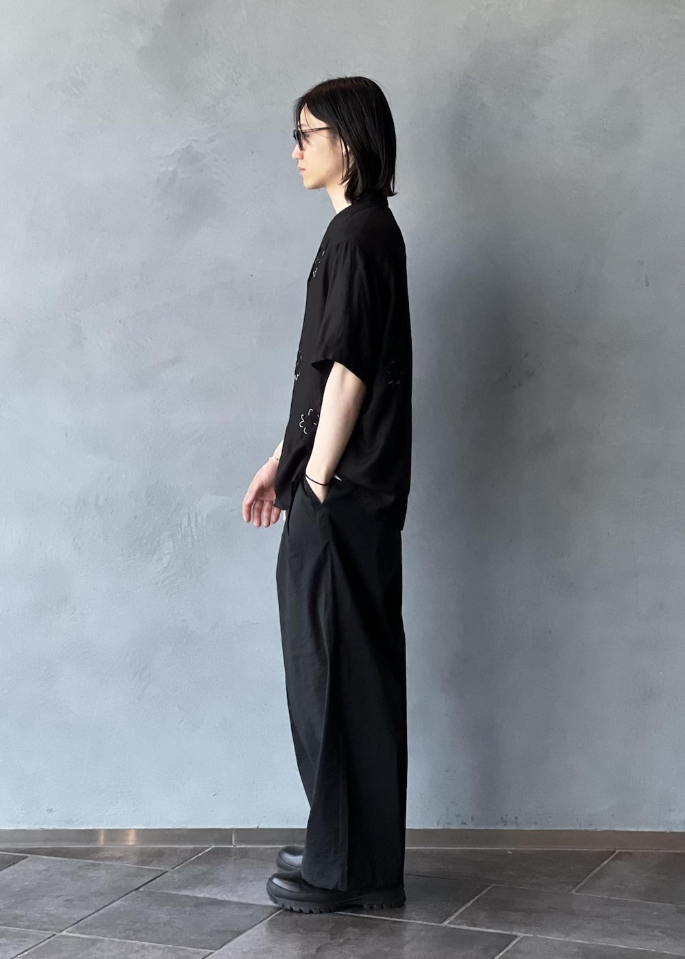 ブラック系のその他パンツ、ブラック系のシャツ/ブラウスを着用したメンズの春コーディネートの2枚目の写真