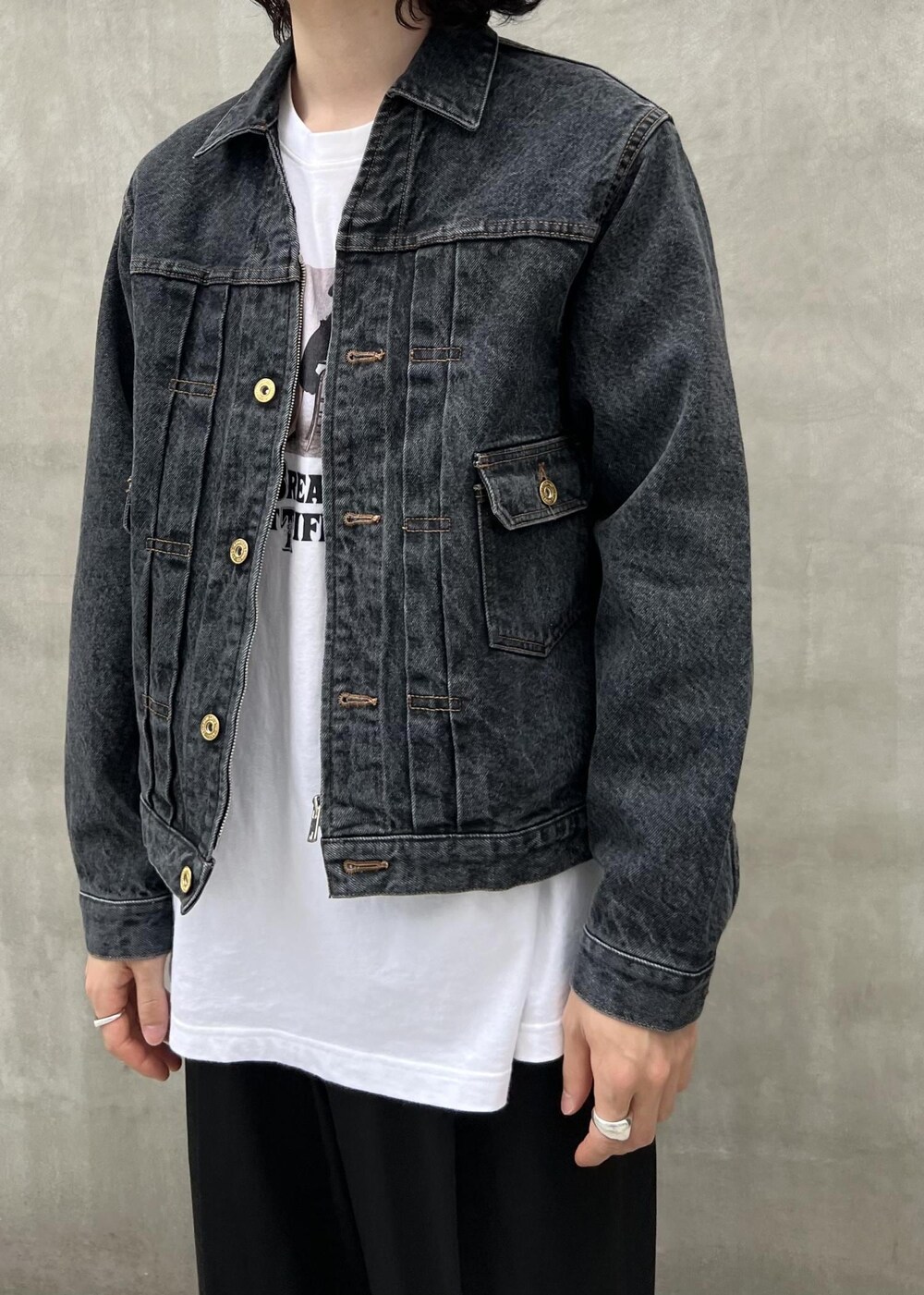 「kyou、初秋コーデ、秋コーデ、ADAM ET ROPÉ、トップス、Tシャツ/カットソー、ジャケット/アウター、デニムジャケット、パンツ、スラックス、GKL64290、GMM04320、GMS14010、24adametropeaudrey、24AW_homme_bottom」｜「ADAM ET ROPE'の【Chambrer/シャンブレ】ワイドテーパード イージー ツータック スラックス / シーズンレス / セットアップ対応（スラックス、ブラック系）」を使った、kodai kanomataさん（メンズ・172cm）の夏コーディネートの4枚目の写真
