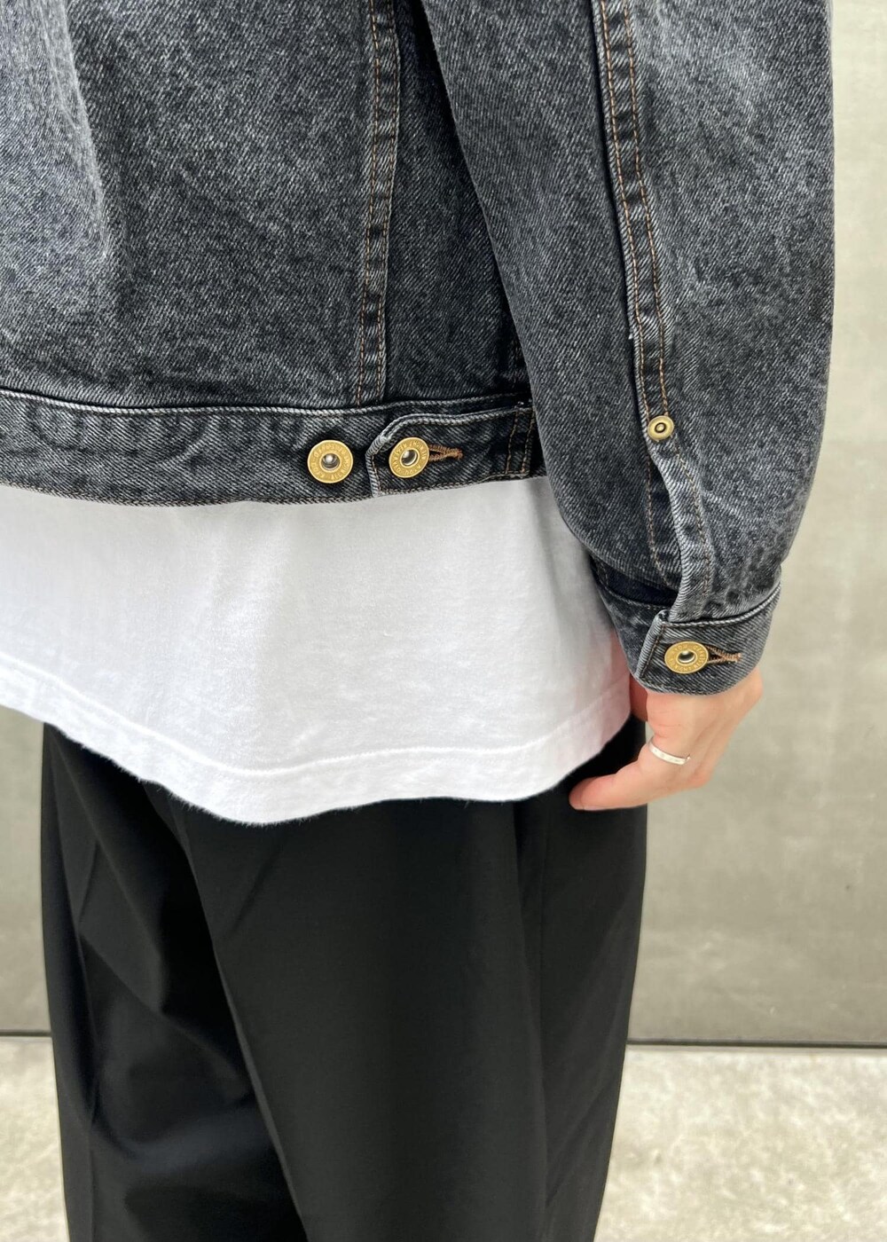 「kyou、初秋コーデ、秋コーデ、ADAM ET ROPÉ、トップス、Tシャツ/カットソー、ジャケット/アウター、デニムジャケット、パンツ、スラックス、GKL64290、GMM04320、GMS14010、24adametropeaudrey、24AW_homme_bottom」｜「ADAM ET ROPE'の【Chambrer/シャンブレ】ワイドテーパード イージー ツータック スラックス / シーズンレス / セットアップ対応（スラックス、ブラック系）」を使った、kodai kanomataさん（メンズ・172cm）の夏コーディネートの6枚目の写真