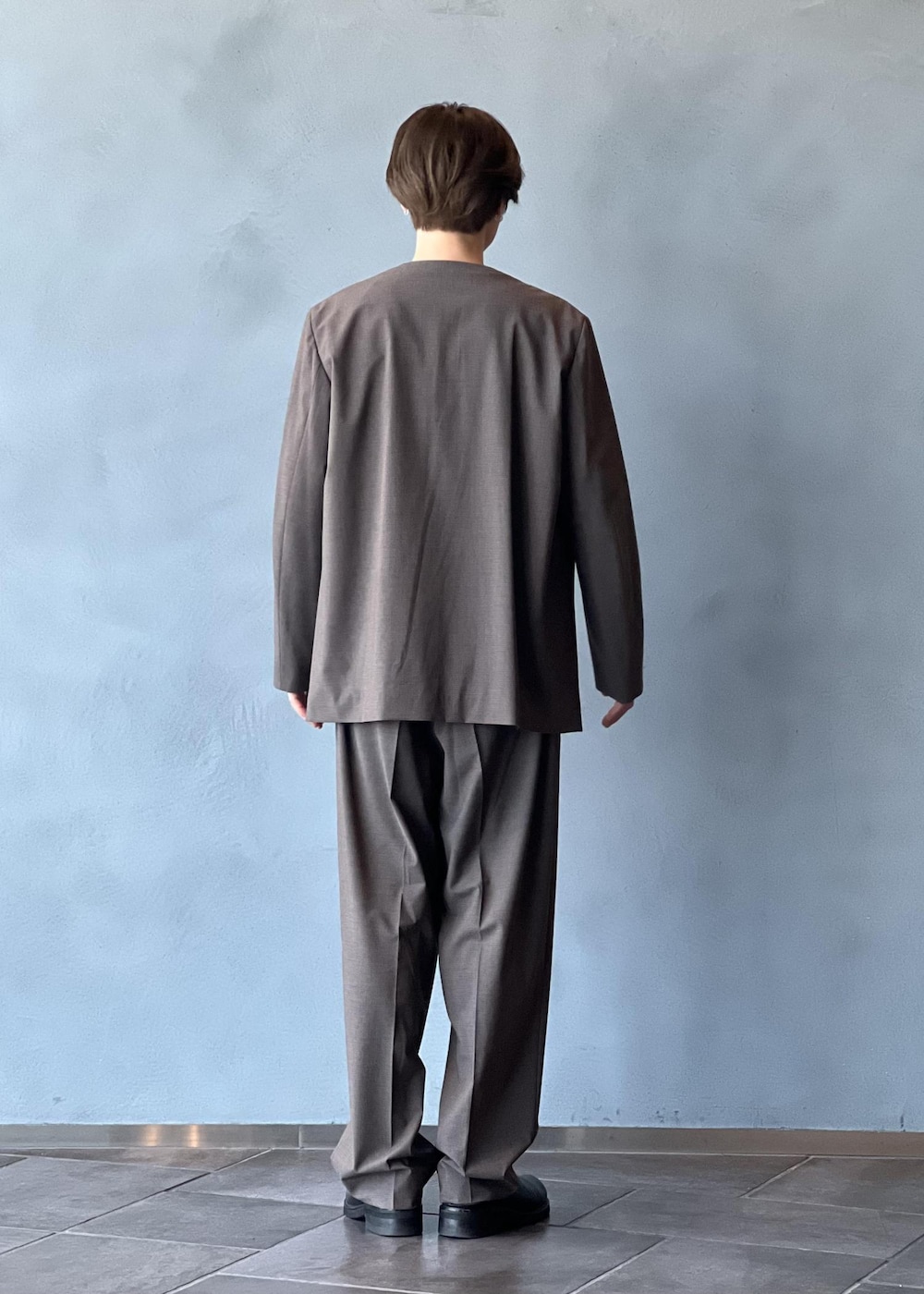 「初秋コーデ、秋コーデ、ADAM ET ROPÉ、トップス、Tシャツ/カットソー、ジャケット/アウター、ノーカラージャケット、パンツ、スラックス、GMM05060、GMS15010、GMV15010、2025JUNPRESS対象商品、25aw_homme、25aw_homme_bottom」｜「ADAM ET ROPE'の接触冷感【MINUS】スタンダード Tシャツ（Tシャツ/カットソー、ブラック系）」を使った、kodai kanomataさん（メンズ・172cm）の夏コーディネートの4枚目の写真