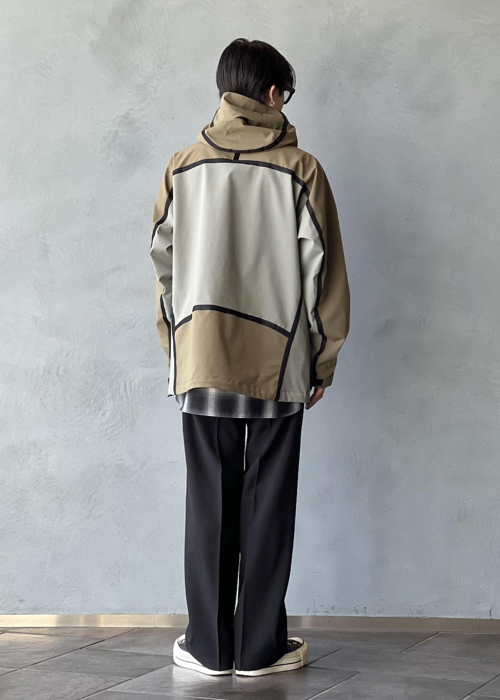 「初春コーデ、春コーデ、ADAM ET ROPÉ、トップス、その他トップス、パンツ、GKL25070、GKS25020、25ss_homme_exclusive、MBUYER'S_pickup、MSpecial_pickup」｜「Gramicciの《別注》【GRAMICCI/グラミチ】2WAY STRETCH WIDE STRAIGHT（スラックス、ブラック系）」を使った、kodai kanomataさん（メンズ・172cm）の冬コーディネートの3枚目の写真