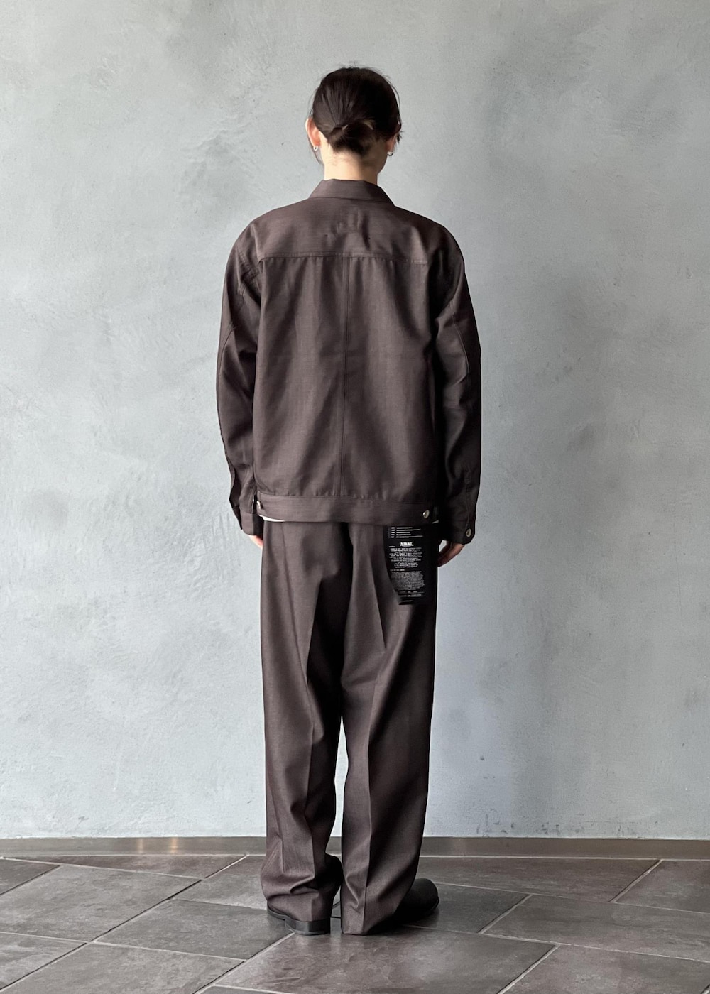 ブラウン系のデニムジャケット、ブラウン系のデニムパンツ、グレー系のTシャツ/カットソーを着用したメンズの夏コーディネートの3枚目の写真