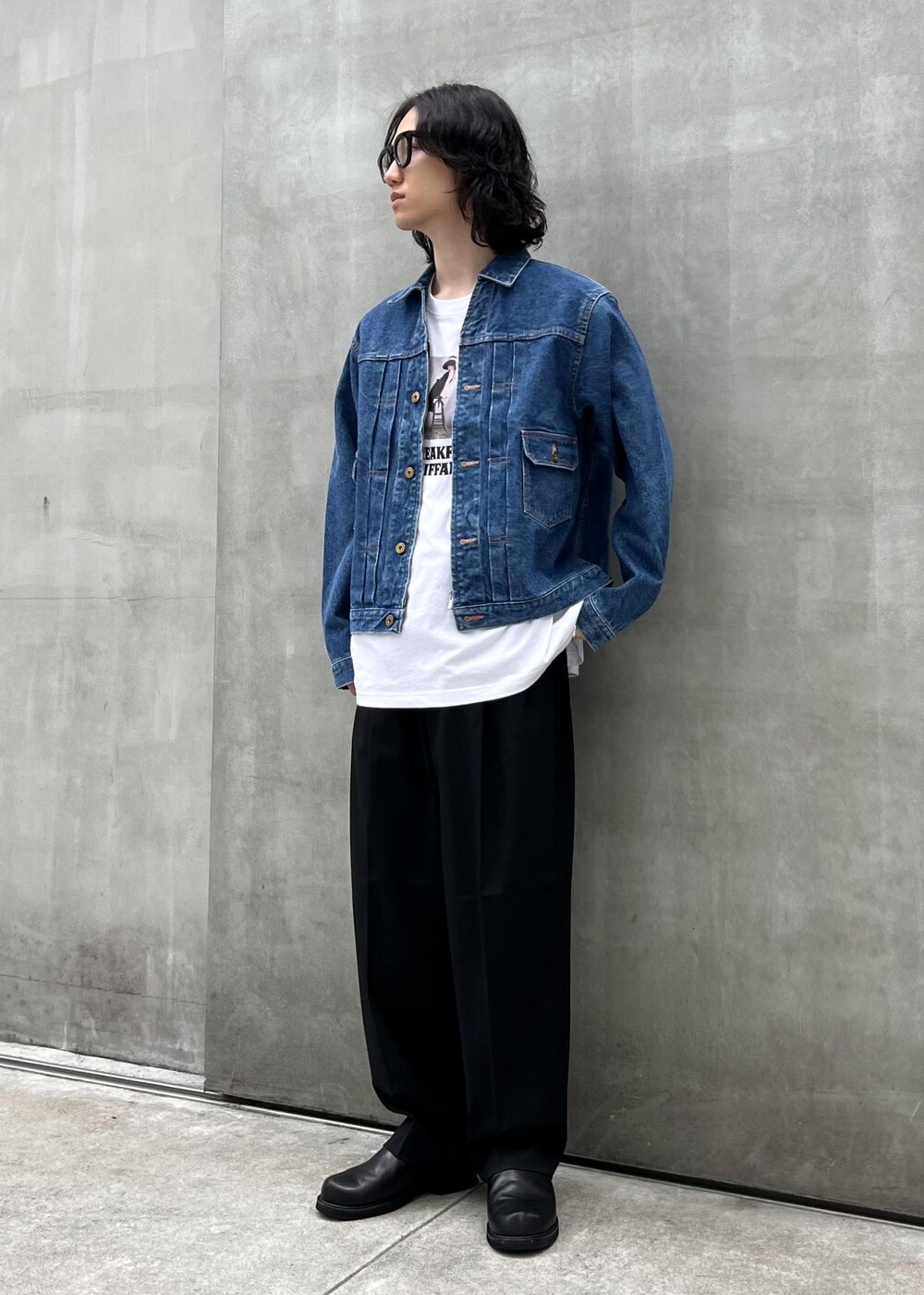 「kyou、初秋コーデ、秋コーデ、ADAM ET ROPÉ、トップス、Tシャツ/カットソー、ジャケット/アウター、デニムジャケット、パンツ、スラックス、GKL64290、GMM04320、GMS14010、24adametropeaudrey、24AW_homme_bottom」｜「ADAM ET ROPE'の【Chambrer/シャンブレ】ワイドテーパード イージー ツータック スラックス / シーズンレス / セットアップ対応（スラックス、ブラック系）」を使った、kodai kanomataさん（メンズ・172cm）の夏コーディネートの2枚目の写真