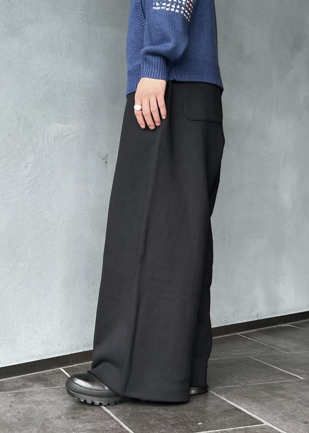 ブラック系のその他パンツ、ブルー系のカーディガン/ボレロ、ブラウン系のキャップを着用したメンズの秋コーディネートの6枚目の写真