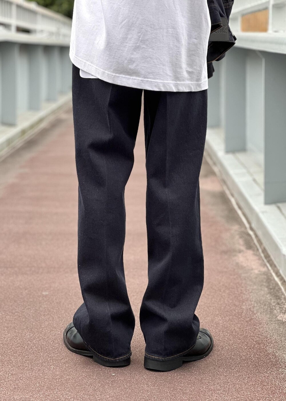 ホワイト系のTシャツ/カットソー、ブルー系のデニムパンツを着用したメンズの夏コーディネートの9枚目の写真