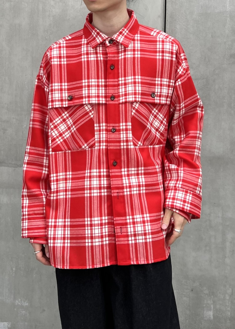 「kyou、初秋コーデ、秋コーデ、ADAM ET ROPÉ、パンツ、デニムパンツ、GMS14040、24AW_homme_bottom、denim_homme、Mデニム_pickup」｜「ADAM ET ROPE'の《定番》【コットンUSA】デニム 3タック ワイド スラックス / サステナブル / セットアップ対応（デニムパンツ、ブラック系）」を使った、kodai kanomataさん（メンズ・172cm）の秋コーディネートの4枚目の写真