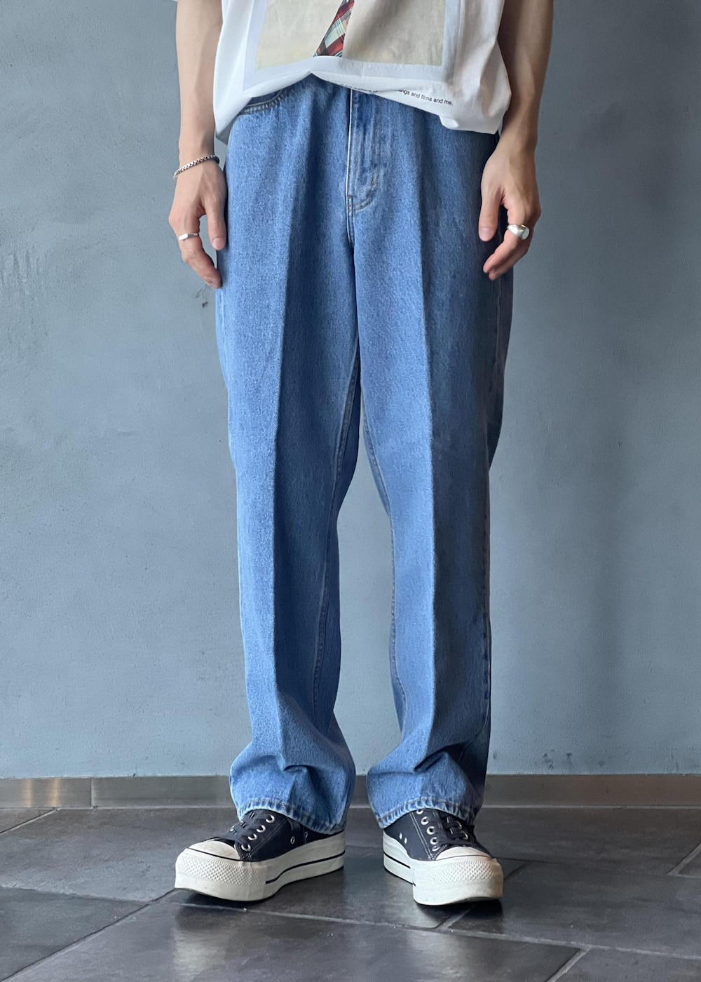 「初夏コーデ、夏コーデ」｜「ADAM ET ROPE'のブリーチ ストレート スラックスデニム / ADAM ET ROPE' JEANS -IMAG-（デニムパンツ、ブルー系）」を使った、kodai kanomataさん（メンズ・172cm）の夏コーディネートの7枚目の写真