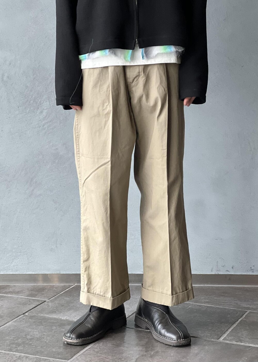 「ascot tie、初春コーデ、春コーデ、ADAM ET ROPÉ、ジャケット/アウター、ブルゾン、パンツ、チノパンツ、GKL25540、GMS05030、ウェア、カーキ、クロップド丈、コットン、コンパクト」｜「ADAM ET ROPE'の【撥水】ワンプリーツ クロップドシルエット チノパンツ（チノパンツ、ベージュ系）」を使った、kodai kanomataさん（メンズ・172cm）の春コーディネートの7枚目の写真