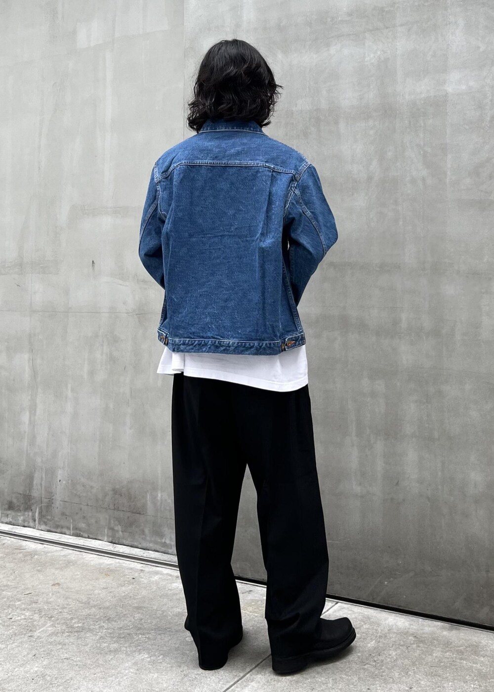 「kyou、初秋コーデ、秋コーデ、ADAM ET ROPÉ、トップス、Tシャツ/カットソー、ジャケット/アウター、デニムジャケット、パンツ、スラックス、GKL64290、GMM04320、GMS14010、24adametropeaudrey、24AW_homme_bottom」｜「ADAM ET ROPE'の【Chambrer/シャンブレ】ワイドテーパード イージー ツータック スラックス / シーズンレス / セットアップ対応（スラックス、ブラック系）」を使った、kodai kanomataさん（メンズ・172cm）の夏コーディネートの4枚目の写真