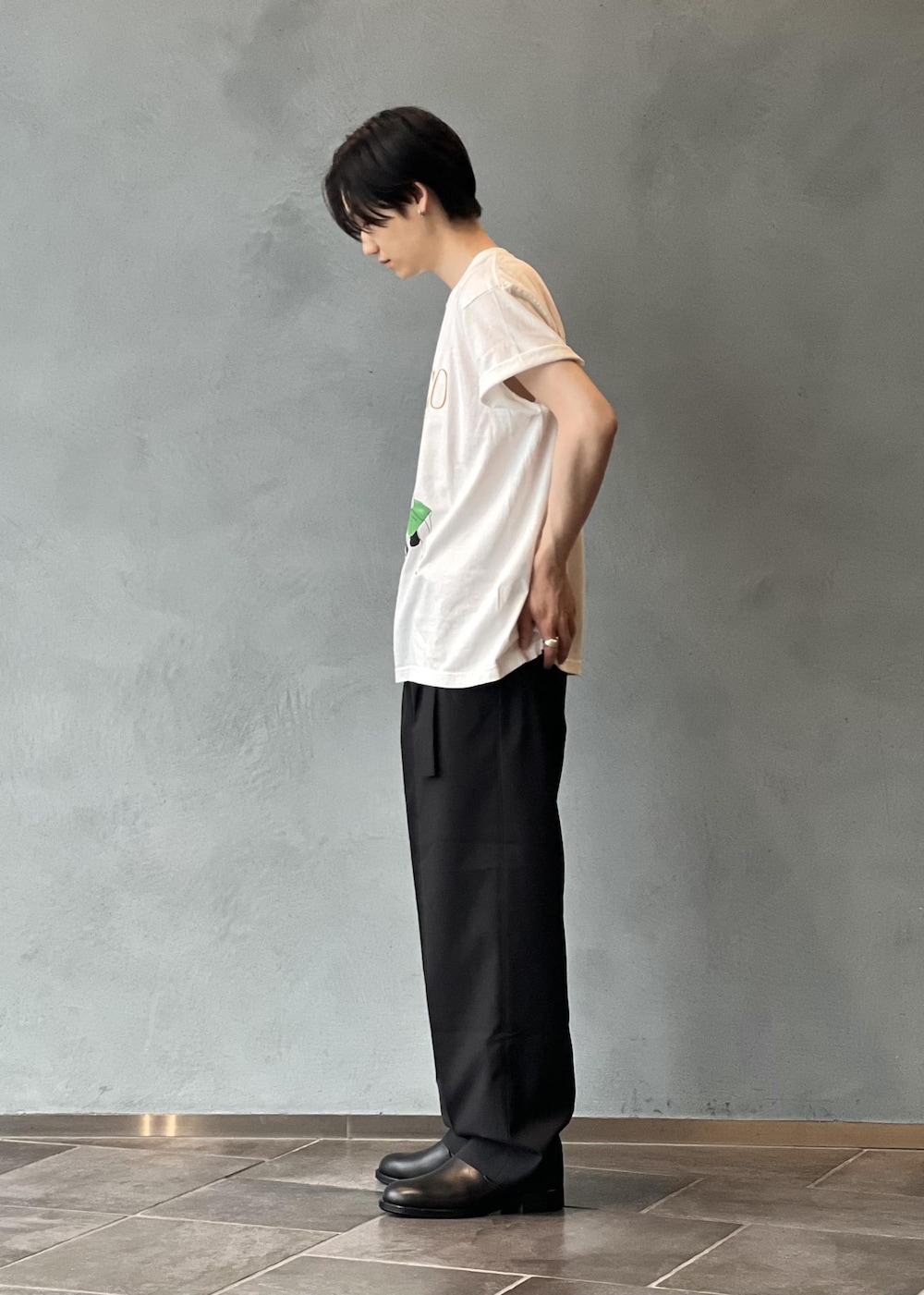 「初夏コーデ、夏コーデ、ADAM ET ROPÉ、トップス、Tシャツ/カットソー、パンツ、スラックス、GKM35090、GMS05050、MSpecial_pickup、Tシャツ、お手入れしやすい、こだわり、さらっと、イージーケア」｜「ADAM ET ROPE'のサマーウーステッド ベルテッド ワイド イージーパンツ/ セットアップ可能（スラックス、ブラック系）」を使った、kodai kanomataさん（メンズ・172cm）の夏コーディネートの2枚目の写真