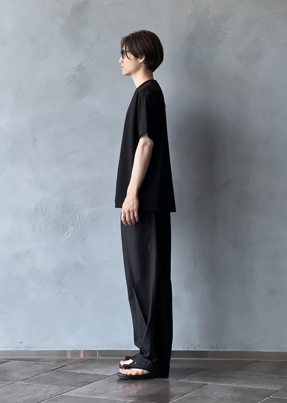 「初夏コーデ、夏コーデ、ADAM ET ROPÉ、トップス、Tシャツ/カットソー、パンツ、スラックス、GKS25820、GMM05070、TANGTANG」｜「ADAM ET ROPE'のゼロシーム スムースTEE（Tシャツ/カットソー、ブラック系）」を使った、kodai kanomataさん（メンズ・172cm）の夏コーディネートの2枚目の写真