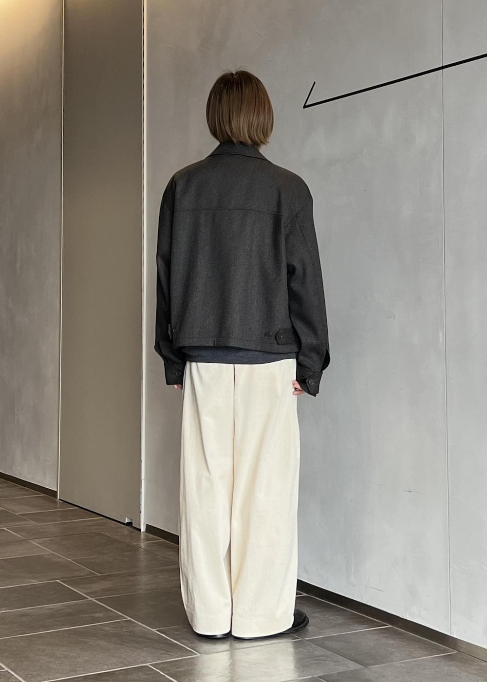 ホワイト系のその他パンツ、ブラウン系のブルゾンを着用したメンズの秋コーディネートの3枚目の写真