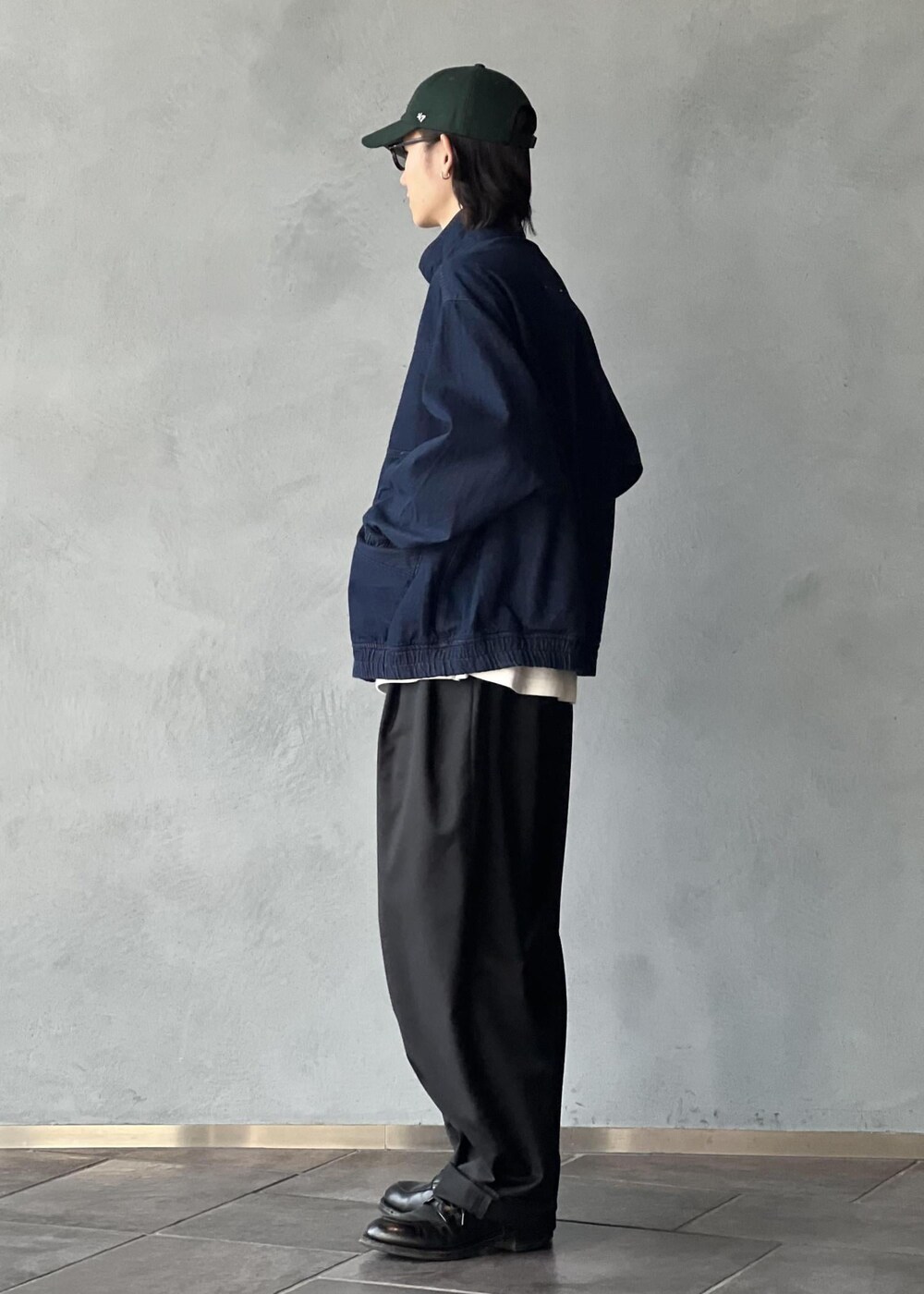 「ジャケット/アウター、ブルゾン、パンツ、GKS64560、GML05100、24AW40、ADAM ET ROPE'_JEANS、adametrope_jeans、初春コーデ、春コーデ、初秋コーデ、秋コーデ、大人カジュアル、カジュアルコーデ、シンプルコーデ」｜「ADAM ET ROPE'のデニム ボマージャケット / ADAM ET ROPE' JEANS -FILM-（デニムジャケット、ブルー系）」を使った、kodai kanomataさん（メンズ・172cm）の冬コーディネートの3枚目の写真