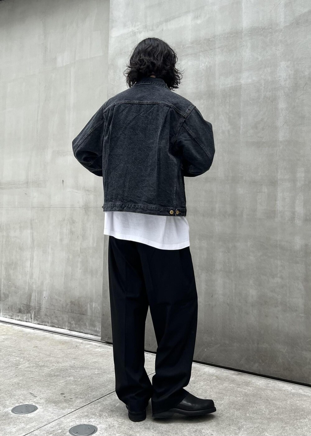 「kyou、初秋コーデ、秋コーデ、ADAM ET ROPÉ、トップス、Tシャツ/カットソー、ジャケット/アウター、デニムジャケット、パンツ、スラックス、GKL64290、GMM04320、GMS14010、24adametropeaudrey、24AW_homme_bottom」｜「ADAM ET ROPE'の【Chambrer/シャンブレ】ワイドテーパード イージー ツータック スラックス / シーズンレス / セットアップ対応（スラックス、ブラック系）」を使った、kodai kanomataさん（メンズ・172cm）の夏コーディネートの3枚目の写真