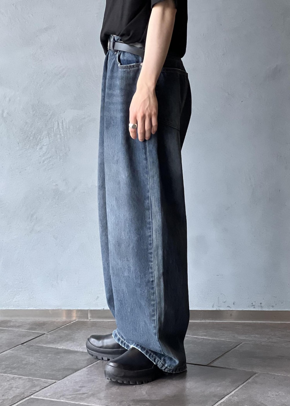 「春コーデ、初夏コーデ、夏コーデ、ADAM ET ROPÉ、トップス、Tシャツ/カットソー、パンツ、デニムパンツ、GKS25680、GMM05010、Tシャツ、あたたかい、きれいに見える、ゆったり、インナーとして」｜「ADAM ET ROPE'の【NIKKE】ウール天竺 ハーフスリーブ ニットT（Tシャツ/カットソー、ブラック系）」を使った、kodai kanomataさん（メンズ・172cm）の夏コーディネートの7枚目の写真