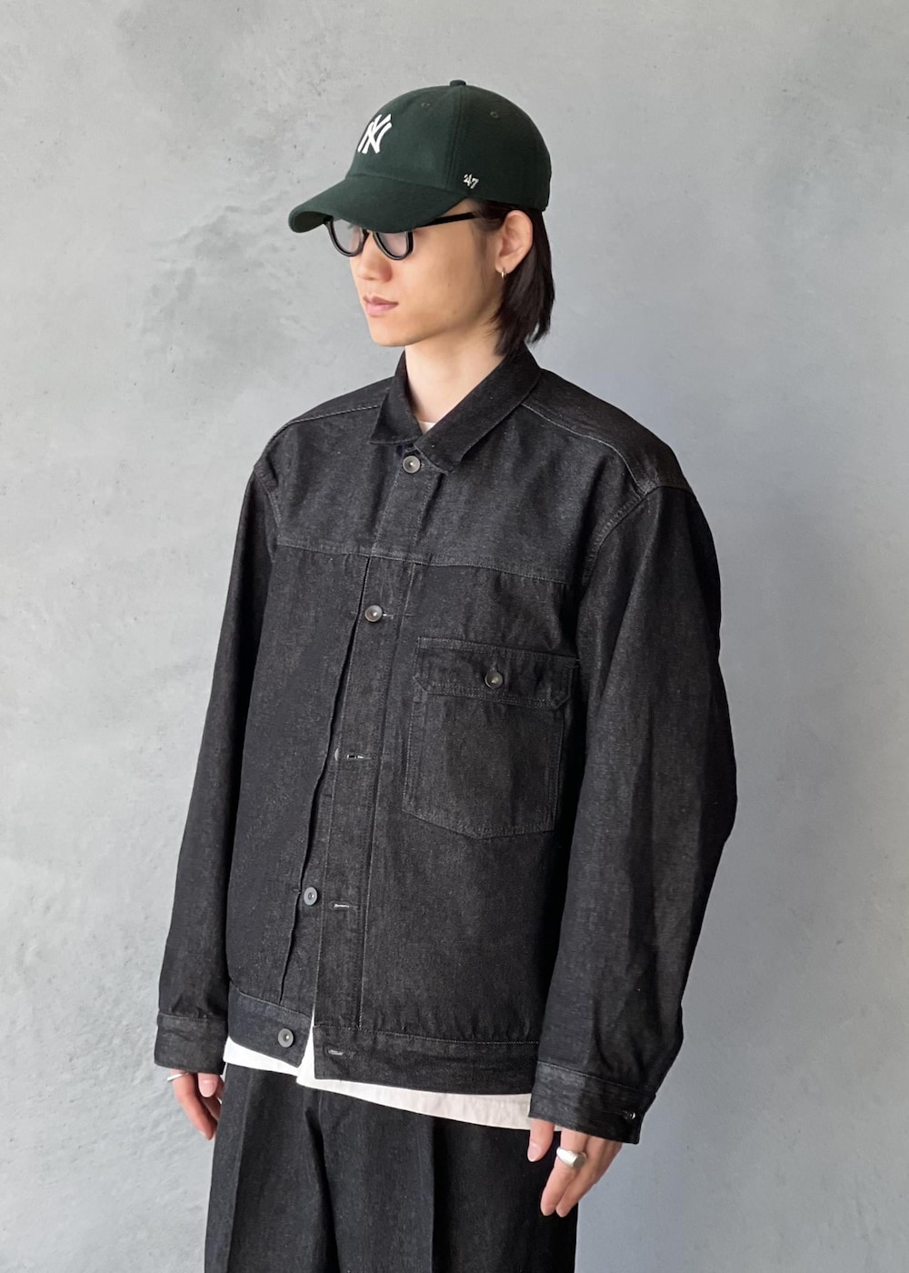 「adamjeanist、初春コーデ、春コーデ、セットアップ、シンプルコーデ、ADAM ET ROPÉ、ジャケット/アウター、デニムジャケット、パンツ、デニムパンツ、GML05020、GMS05070、ADAM ET ROPE'_JEANS、adametrope_jeans、Mdenim_pickup」｜「ADAM ET ROPE'の【ADAM ET ROPE' JEANS -PERS-】オーバーサイズ デニムジャケット / リサイクルコットン（デニムジャケット、ブラック系）」を使った、kodai kanomataさん（メンズ・172cm）の冬コーディネートの5枚目の写真