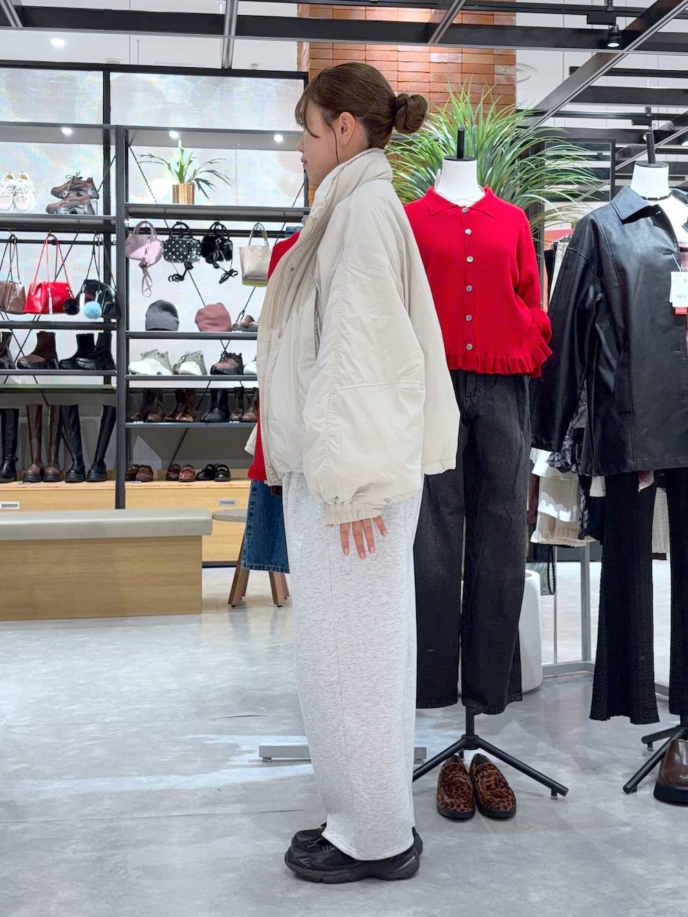 ホワイト系のその他アウター、グレー系のスウェットパンツ、ブラウン系のニット/セーターを着用したレディースの秋コーディネートの3枚目の写真