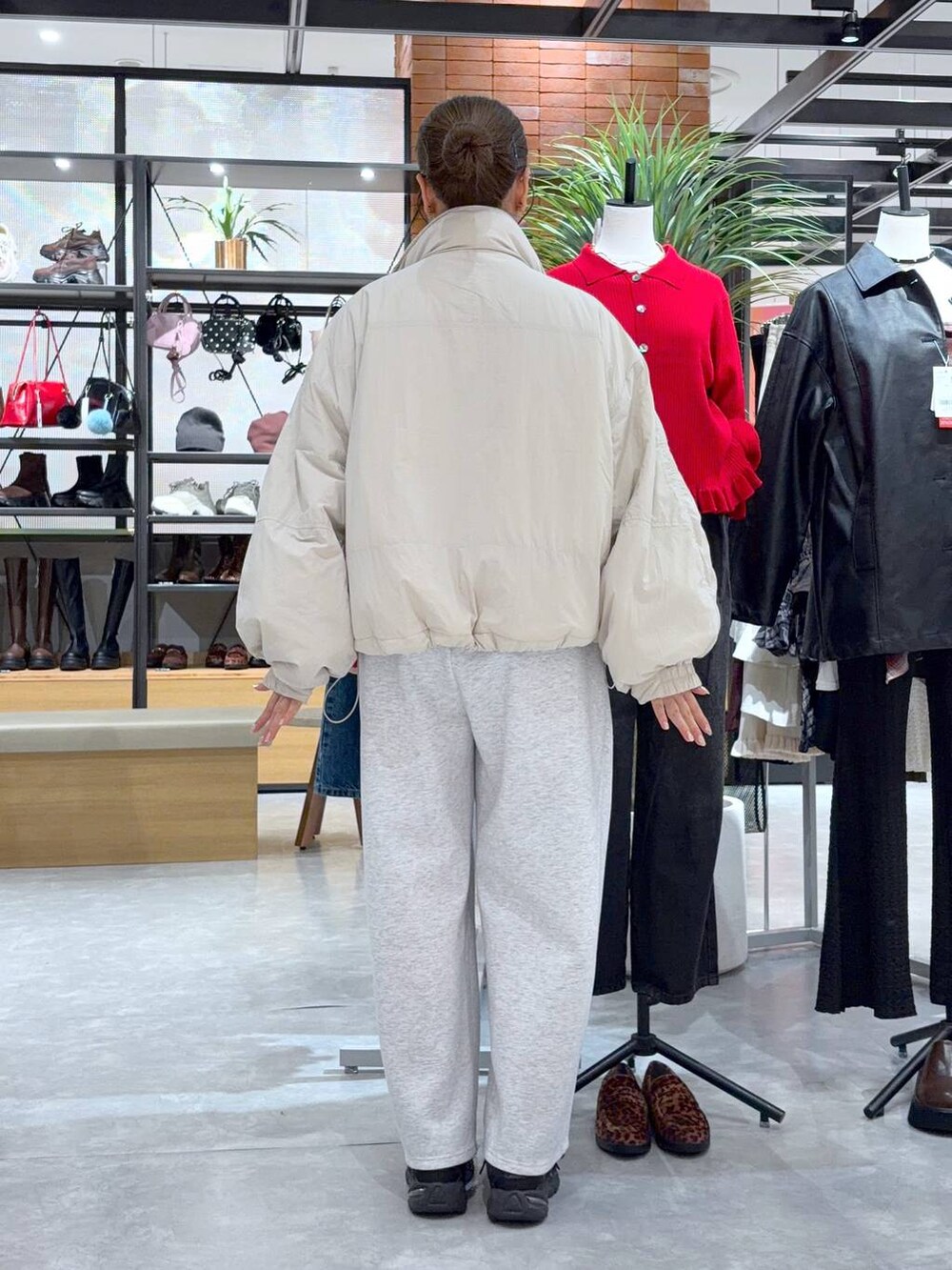 ホワイト系のその他アウター、グレー系のスウェットパンツ、ブラウン系のニット/セーターを着用したレディースの秋コーディネートの4枚目の写真