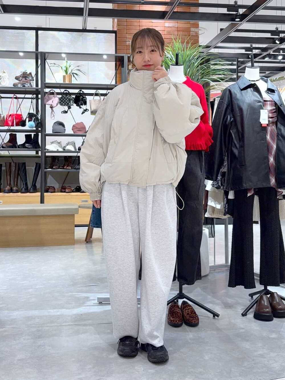 ホワイト系のその他アウター、グレー系のスウェットパンツ、ブラウン系のニット/セーターを着用したレディースの秋コーディネートの2枚目の写真