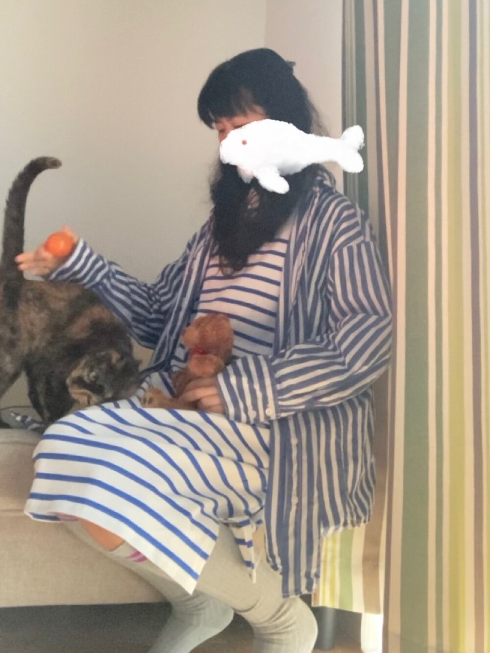 ホワイト系のシャツ/ブラウス、ブルー系のワンピース、その他のその他を着用したレディースの春コーディネートの2枚目の写真