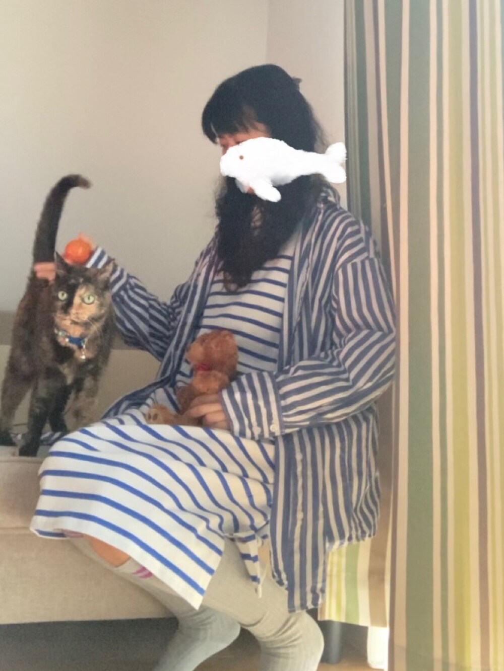 ホワイト系のシャツ/ブラウス、ブルー系のワンピース、その他のその他を着用したレディースの春コーディネートの3枚目の写真