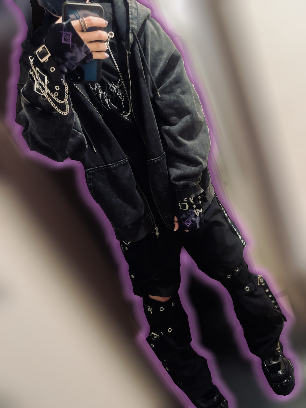 グレー系のその他パンツ、ブラック系のパーカー、ホワイト系のシャツ/ブラウスを着用したメンズの秋コーディネートの2枚目の写真