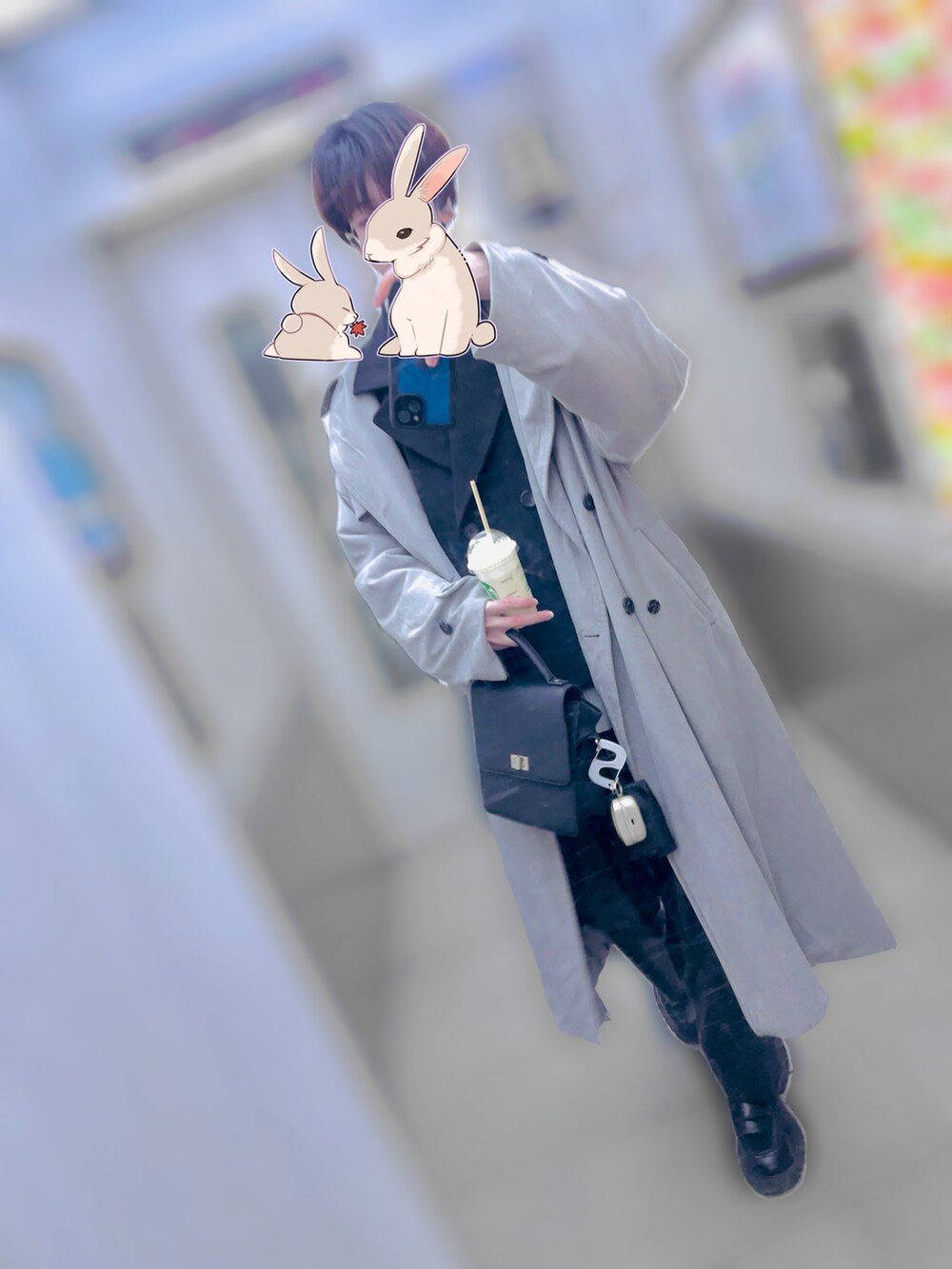 グレー系のトレンチコート、ブラック系のピーコート、ブラック系のショルダーバッグを着用したメンズの冬コーディネートの3枚目の写真