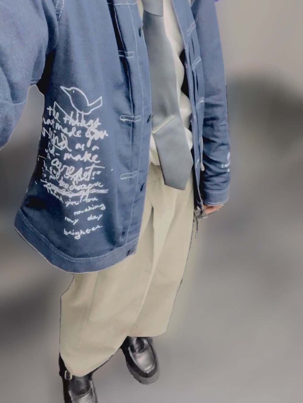 ブラック系のローファー、ベージュ系のその他パンツ、ブラック系のショルダーバッグを着用したメンズの秋コーディネートの2枚目の写真