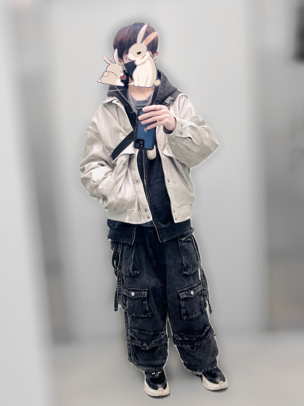 ブラック系のスニーカー、ブラック系のカーゴパンツ、ホワイト系のブルゾンを着用したメンズの春コーディネートの2枚目の写真