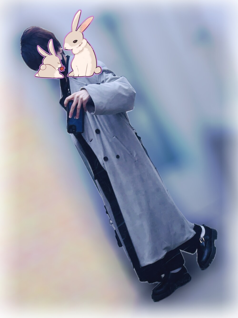 グレー系のその他パンツ、ブラック系のパーカー、ホワイト系のシャツ/ブラウスを着用したメンズの秋コーディネートの3枚目の写真