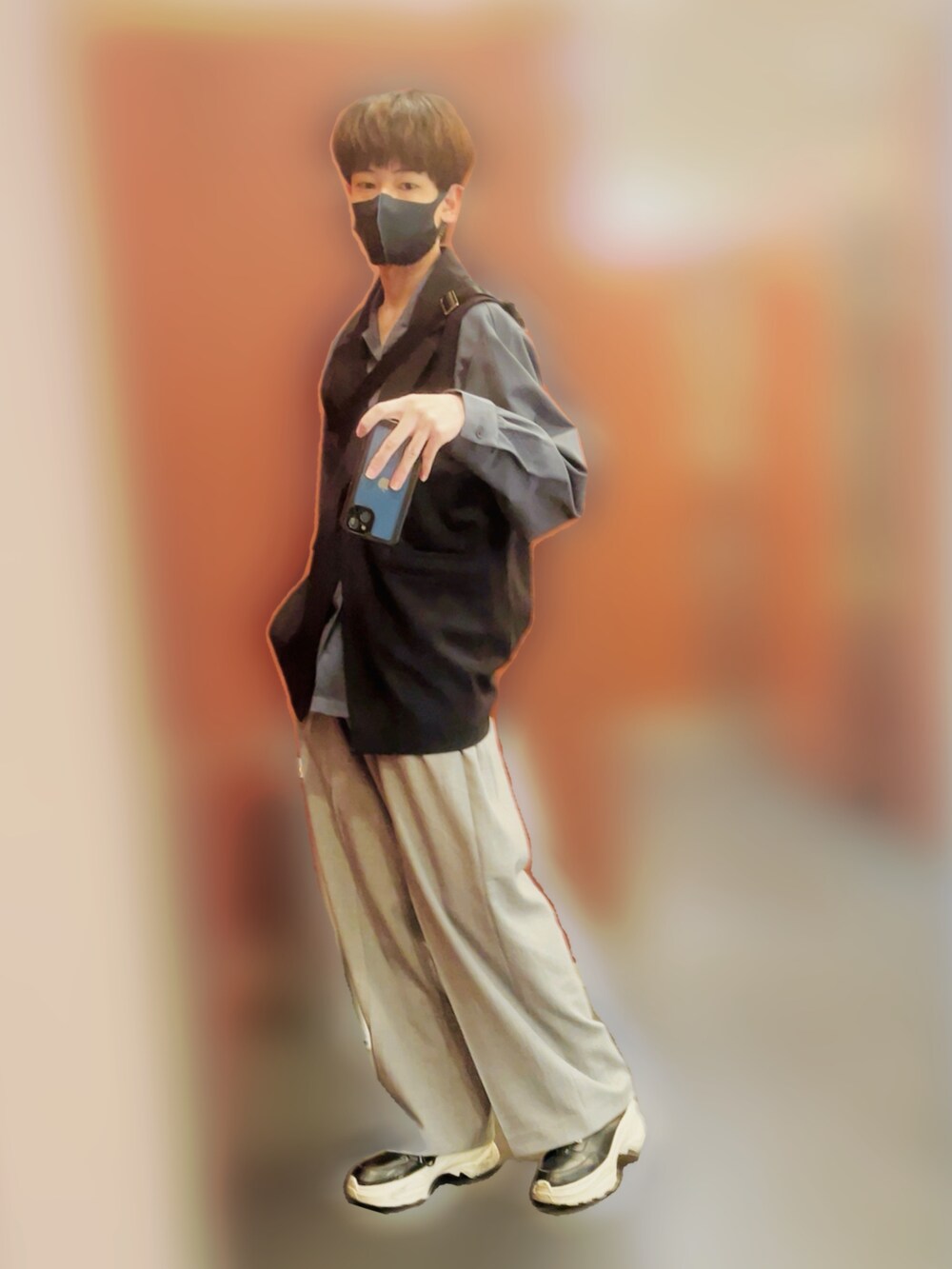 ブルー系のベスト、ブルー系のシャツ/ブラウス、グレー系のその他パンツを着用したメンズの春コーディネートの2枚目の写真