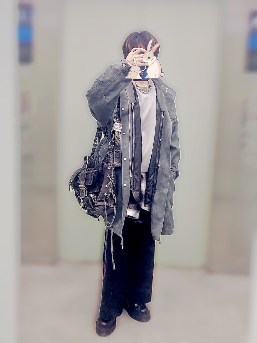 グレー系のスウェット、ブラック系のその他パンツ、ブラック系のその他シューズを着用したメンズの冬コーディネートの2枚目の写真