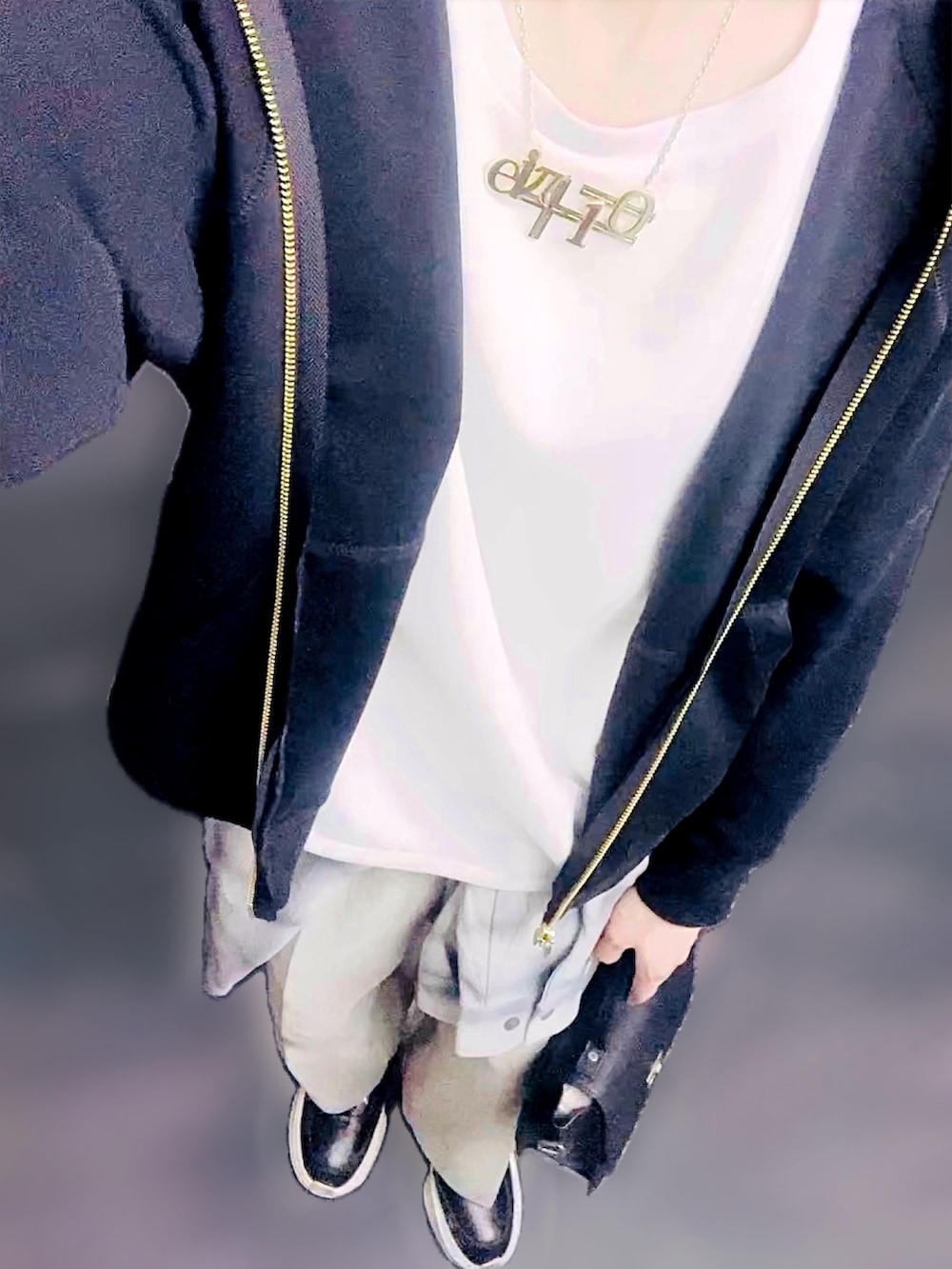 ブラック系のパーカー、ベージュ系のその他パンツ、ホワイト系のシャツ/ブラウスを着用したメンズの秋コーディネートの2枚目の写真