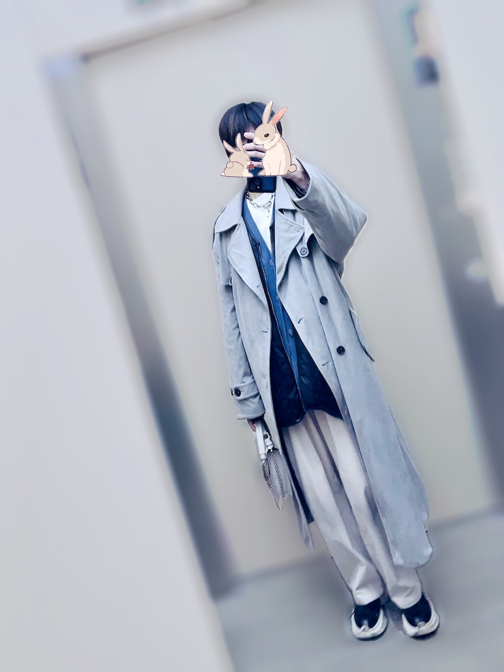 ブラック系のスニーカー、グレー系のその他パンツ、ホワイト系のTシャツ/カットソーを着用したメンズの冬コーディネートの2枚目の写真