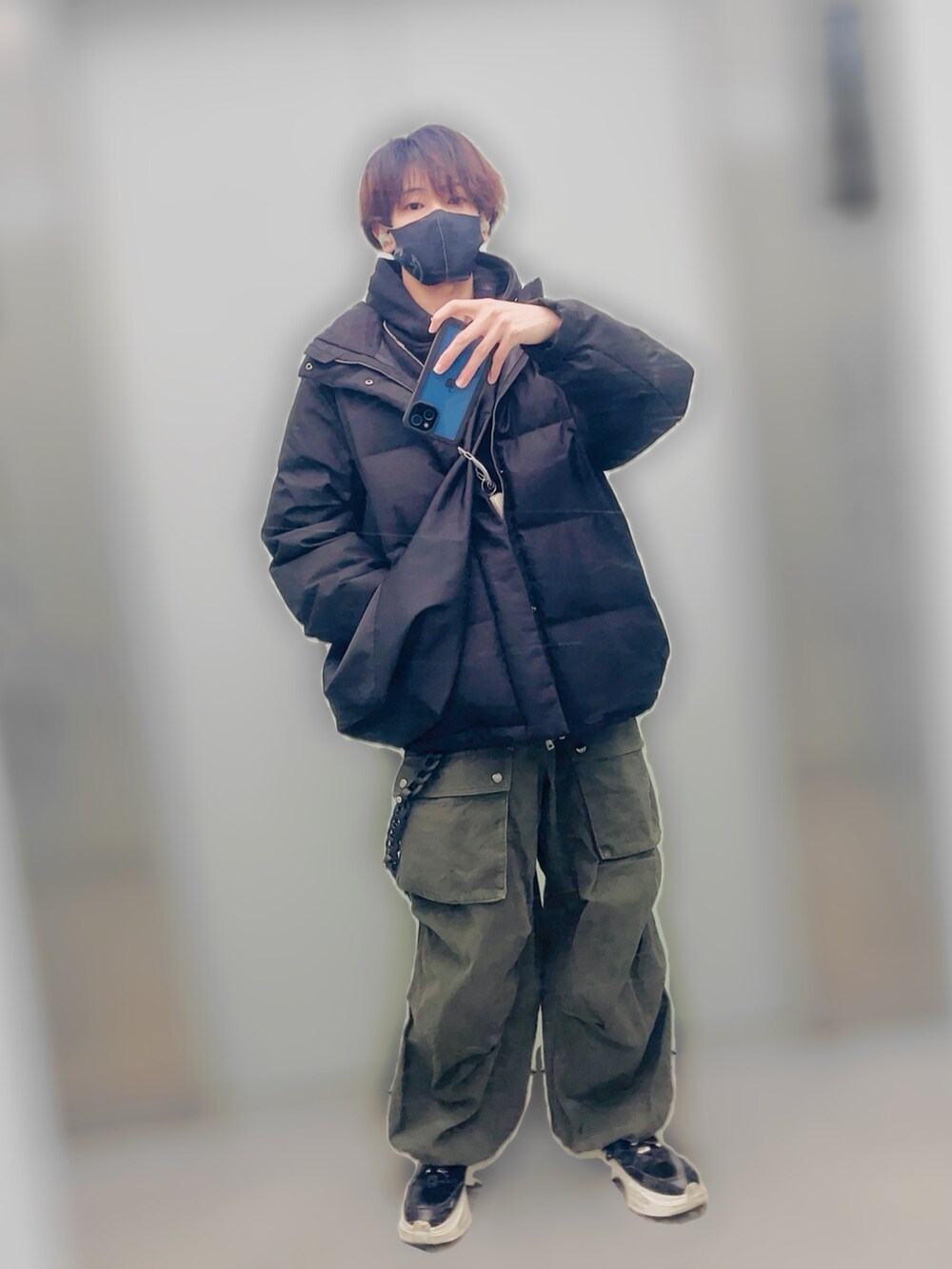 グレー系のその他パンツ、ブラック系のパーカー、ホワイト系のシャツ/ブラウスを着用したメンズの秋コーディネートの4枚目の写真