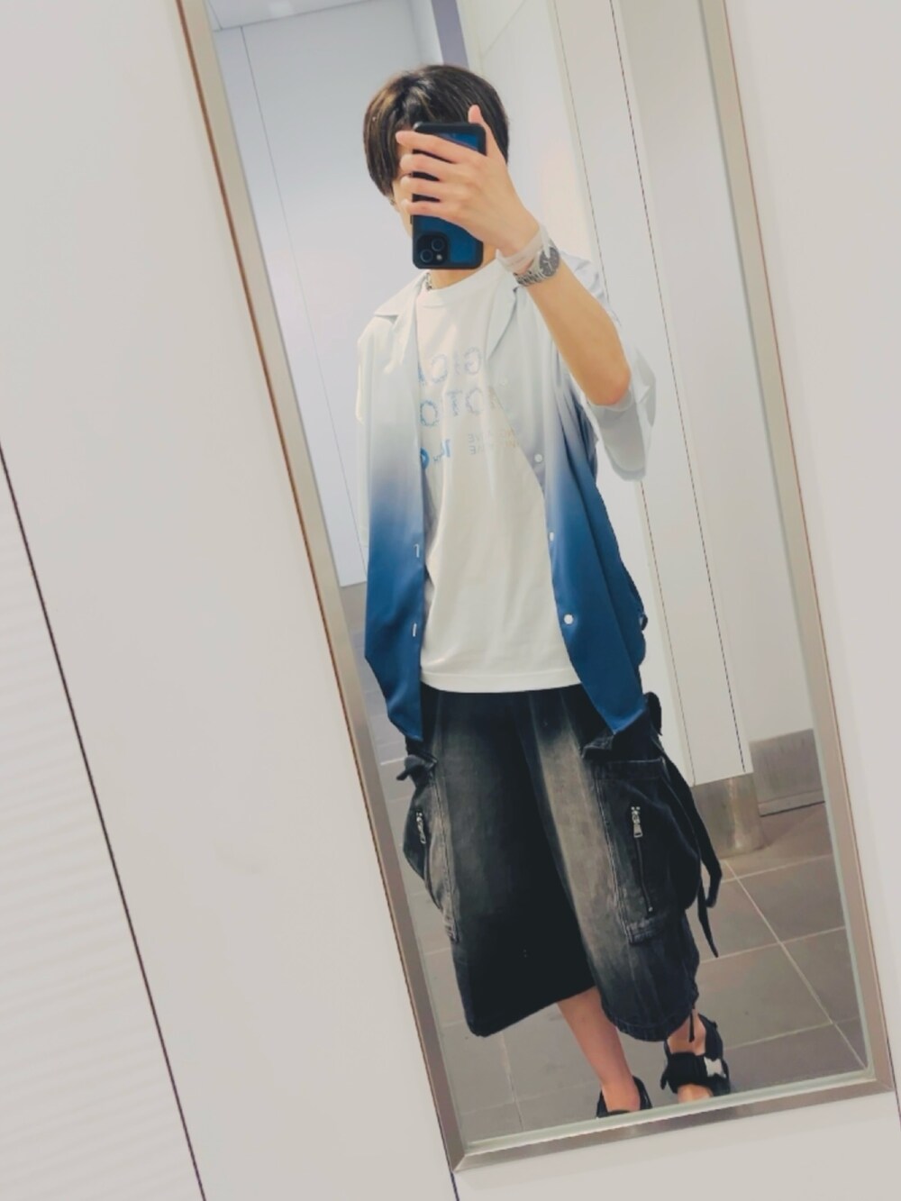 グレー系のその他パンツ、ブラック系のパーカー、ホワイト系のシャツ/ブラウスを着用したメンズの秋コーディネートの5枚目の写真