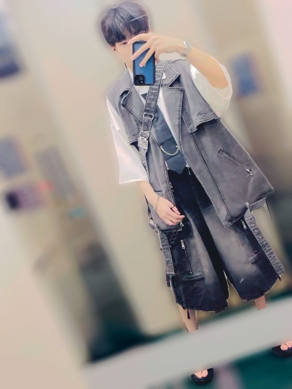 ブラック系のサンダル、ブラック系のカーゴパンツ、ブラック系のショルダーバッグを着用したメンズの秋コーディネートの2枚目の写真