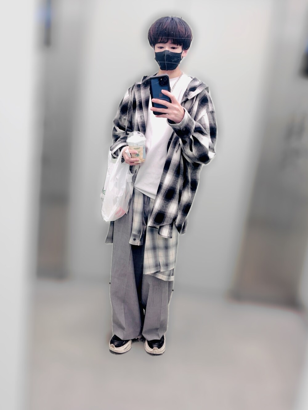グレー系のその他パンツ、ブラック系のスニーカー、ホワイト系のシャツ/ブラウスを着用したメンズの春コーディネートの2枚目の写真
