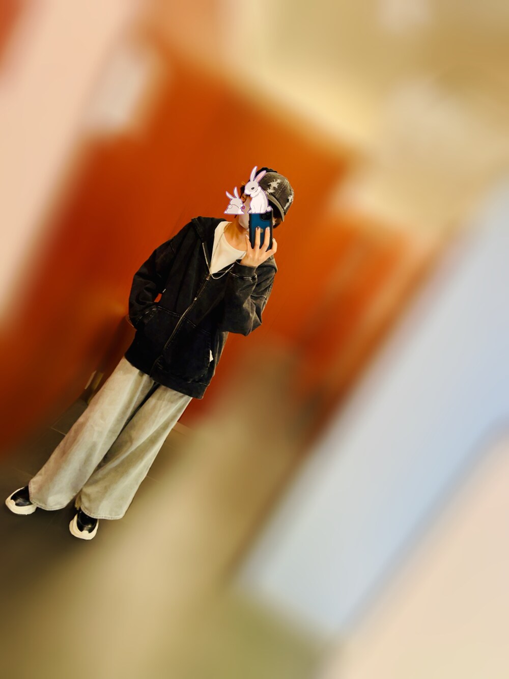 グレー系のデニムパンツ、ブラック系のスニーカー、ホワイト系のTシャツ/カットソーを着用したメンズの秋コーディネートの2枚目の写真