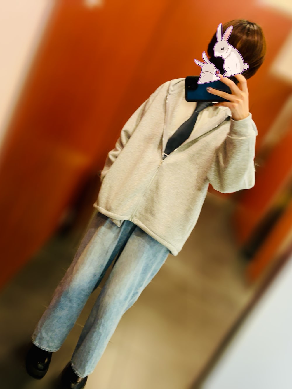 ブラック系のローファー、ブルー系のデニムパンツ、ホワイト系のシャツ/ブラウスを着用したメンズの秋コーディネートの2枚目の写真