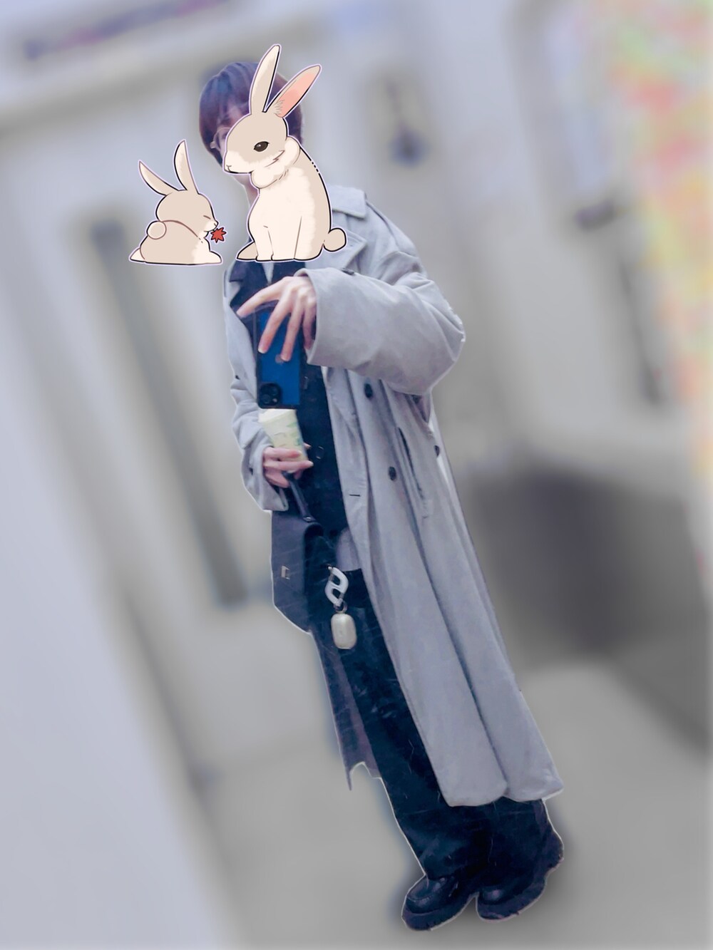 グレー系のトレンチコート、ブラック系のピーコート、ブラック系のショルダーバッグを着用したメンズの冬コーディネートの2枚目の写真