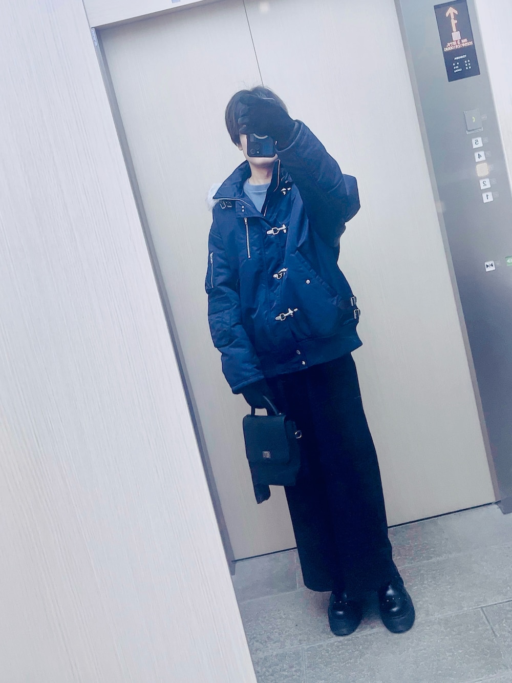 ブラック系のその他シューズ、ブラック系のその他パンツ、ブルー系のTシャツ/カットソーを着用したメンズの春コーディネートの2枚目の写真