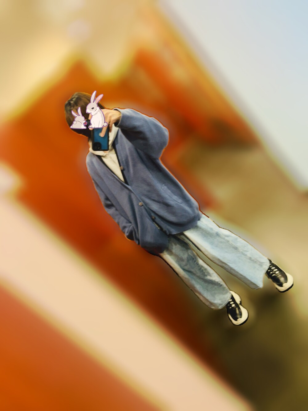 ブルー系のカーディガン/ボレロ、グレー系のパーカー、ブルー系のベストを着用したメンズの冬コーディネートの2枚目の写真